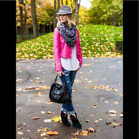 American Eagle Distressed Jeans - Picture 7 of 8